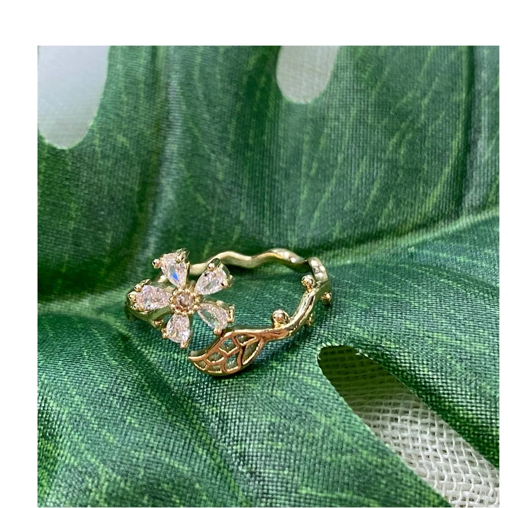 Flower Ring Adjustable One Size Womens Wrap Cuff Rhinestone Daisy Gold tone New - Picture 1 of 9